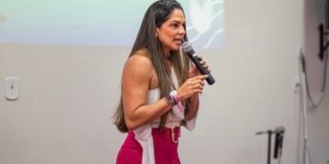 Fê Mendonça une autenticidade, impacto social e comunicação sem filtros para inspirar milhares de mulheres