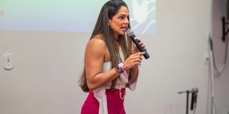 Fê Mendonça une autenticidade, impacto social e comunicação sem filtros para inspirar milhares de mulheres